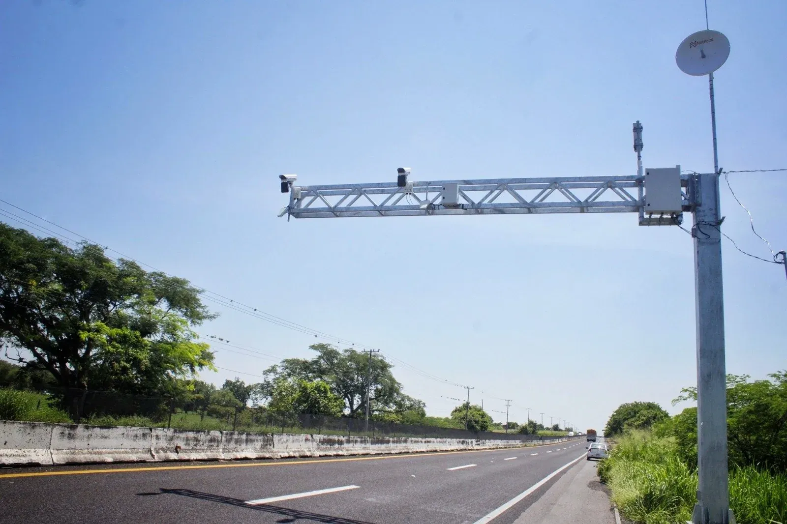 Arco carretero con cámaras y radioenlace sobre carretera