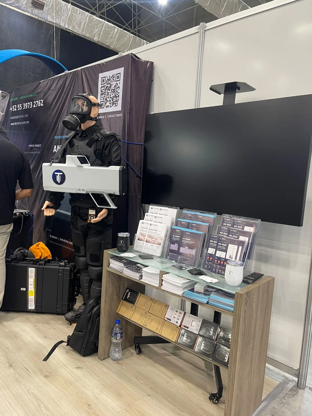 Equipo portátil de detección y mitigación de drones SJ-2000M exhibido en el stand