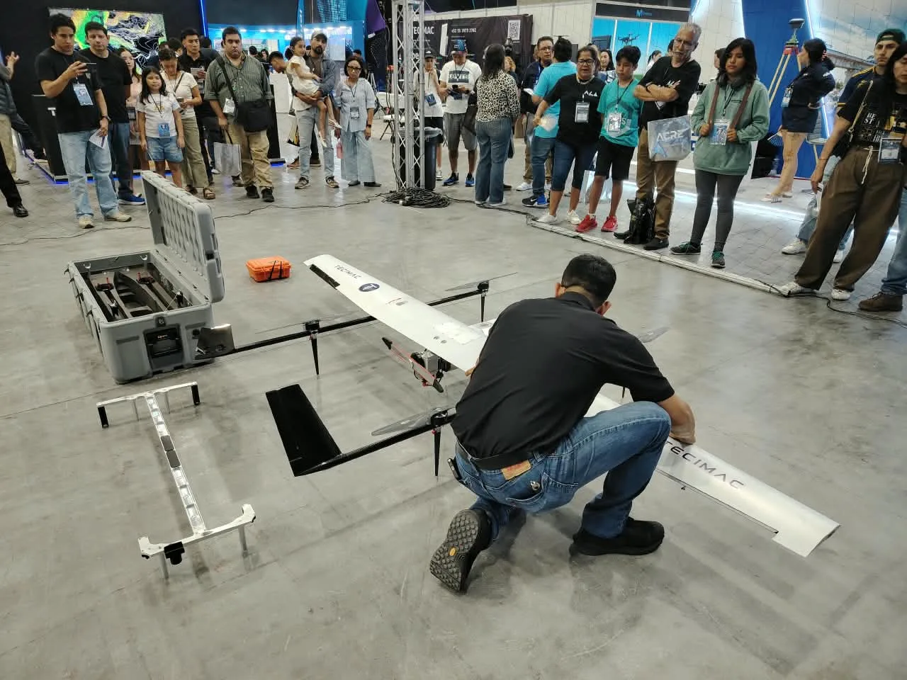 Montaje del dron VTOL de ala fija a partir de las piezas del estuche, ante público