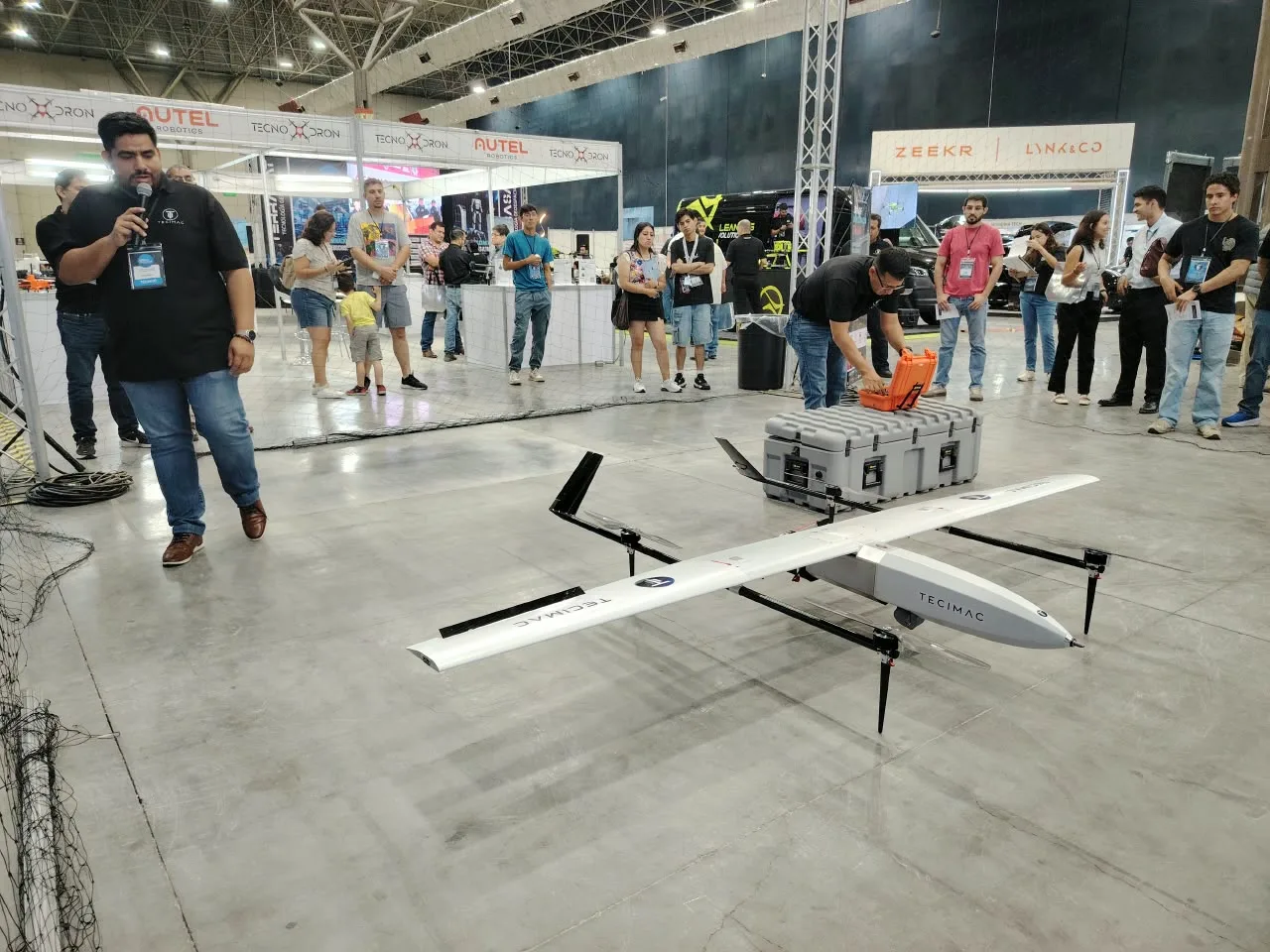 Presentación del dron VTOL ante asistentes de la feria