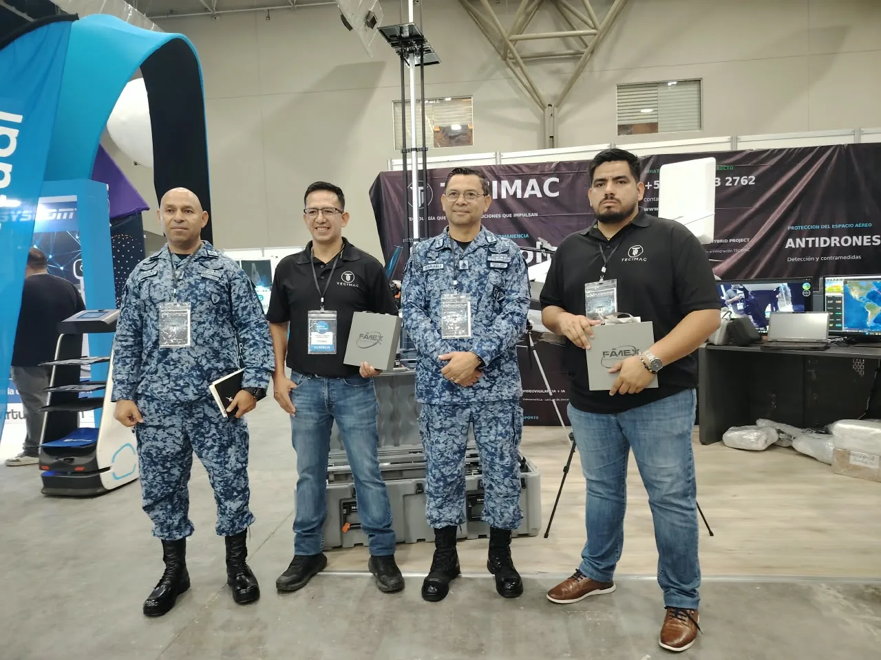Personal de TECIMAC acompañado de oficiales de seguridad pública en el stand
