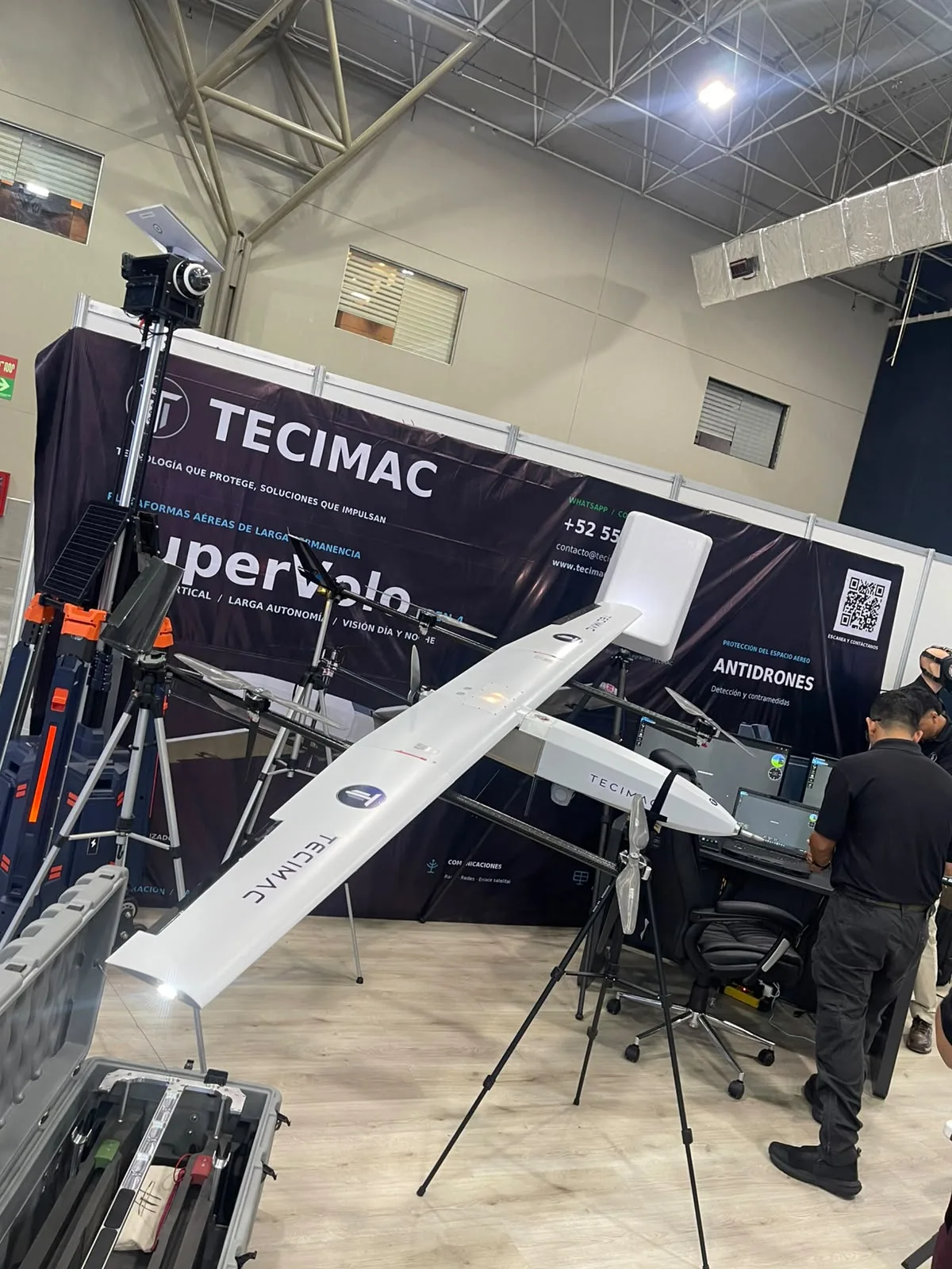 Dron SuperVolo VTOL de ala fija montado en el stand de TECIMAC en Expodron 2026