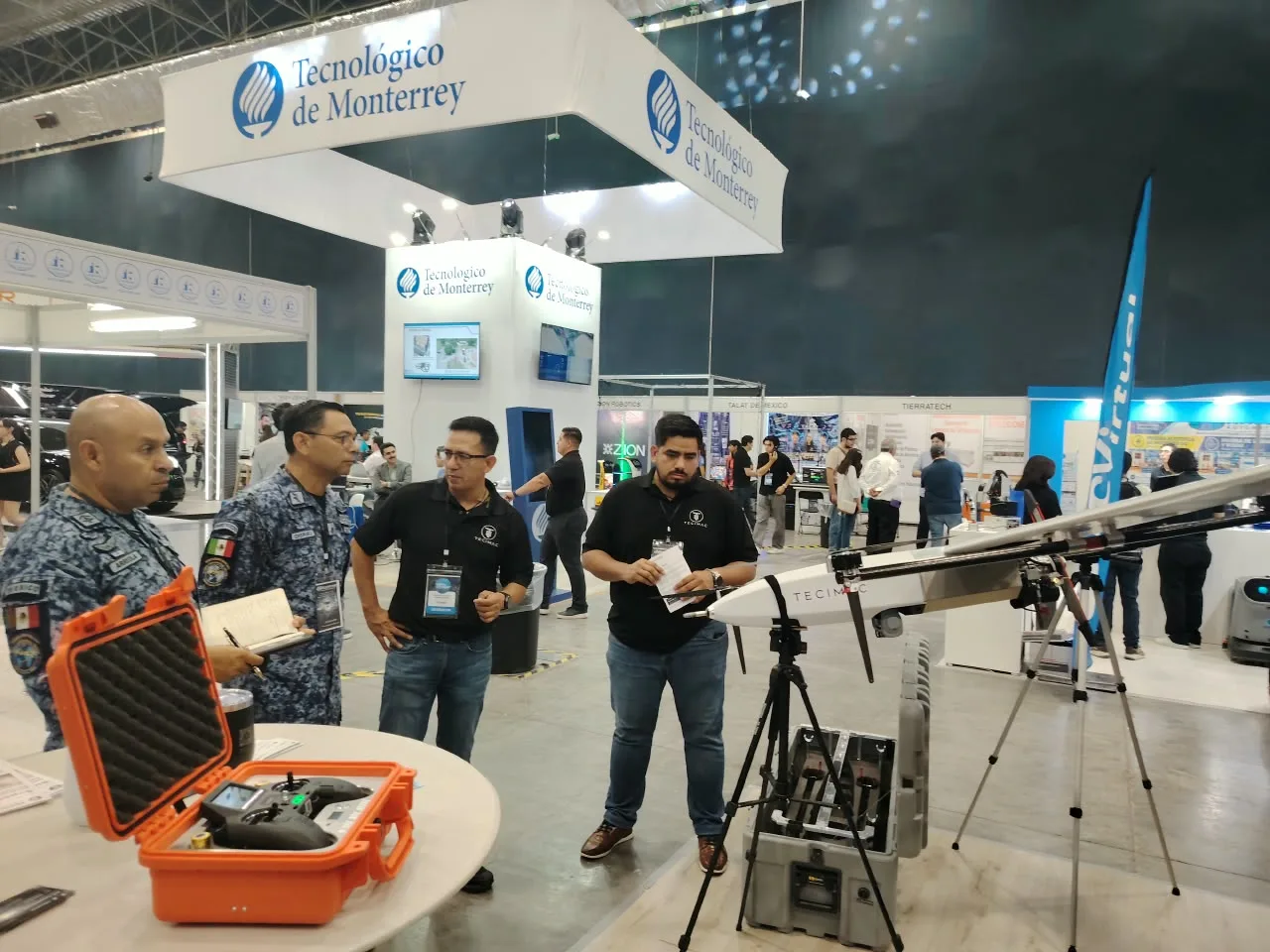 Aeronave VTOL de ala fija montada sobre trípodes junto a su estuche de transporte