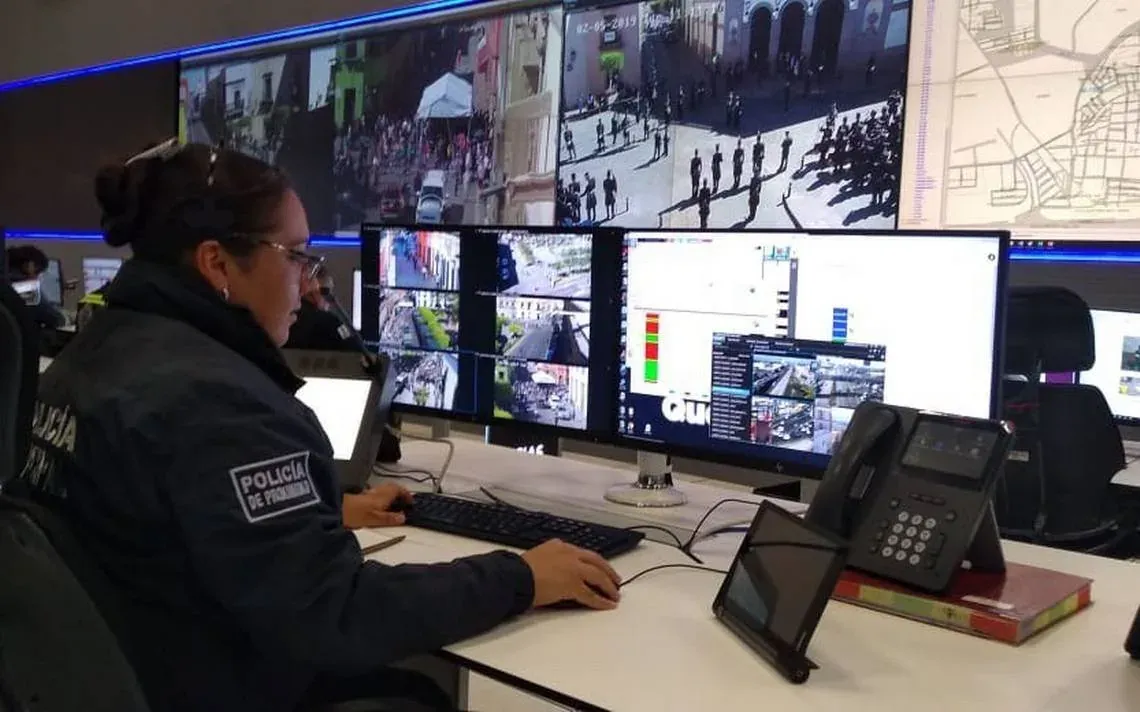 Operadora en consola de monitoreo de un centro de comando