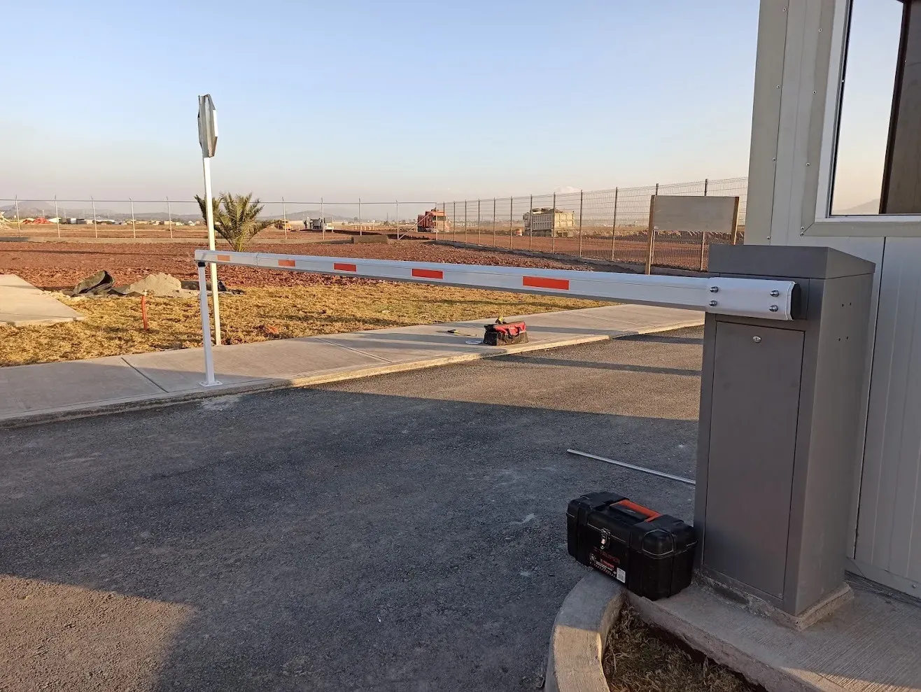 Pluma automática de control de acceso vehicular