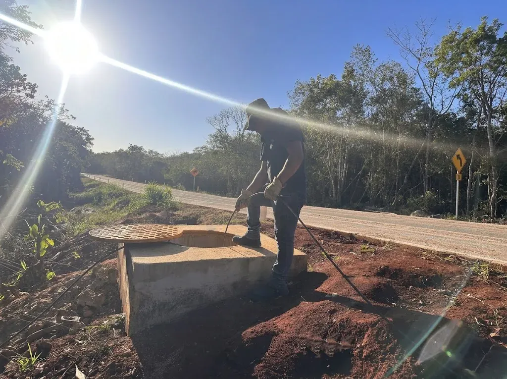 Tendido de fibra óptica en registro sobre carretera