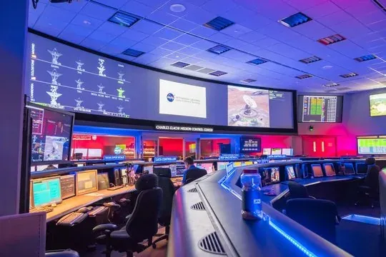 Sala de control con video wall y consolas de operador