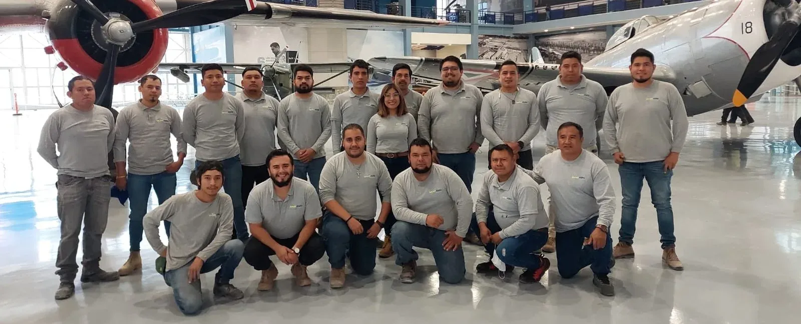 Equipo técnico de Tecimac en hangar