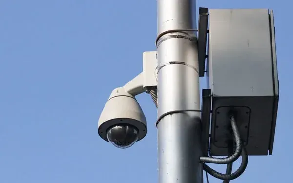 Cámara domo PTZ y gabinete de intemperie montados en un poste