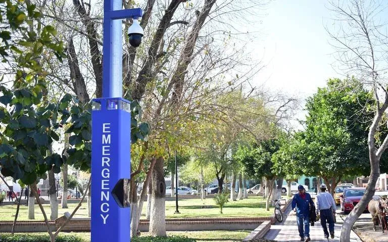 Poste de monitoreo inteligente con señalización de emergencia, botón de auxilio y cámara domo PTZ instalado en un parque
