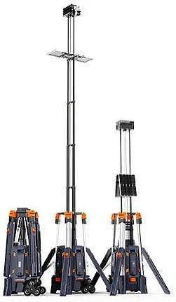Tres torres GD-500: una plegada, una con el mástil extendido y otra con panel solar