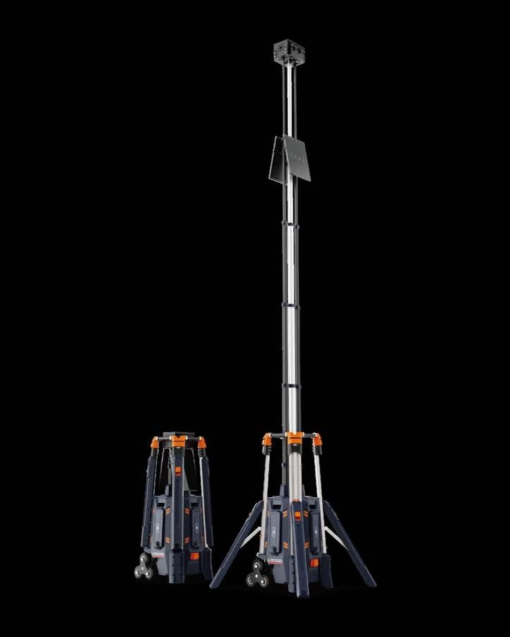 Dos torres GD-500 lado a lado: una plegada y otra con el mástil telescópico extendido