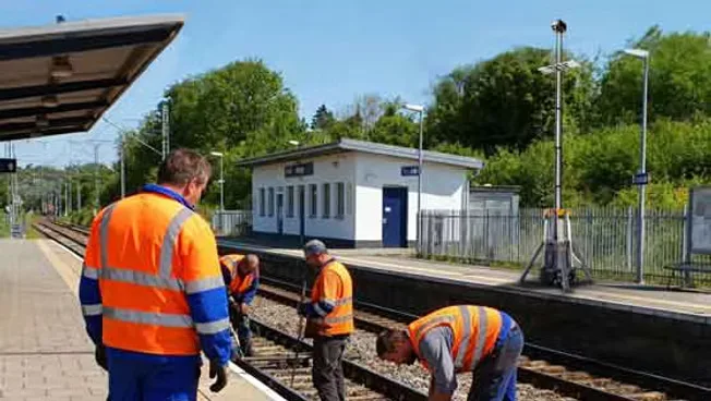 Cuadrilla trabajando sobre vías férreas con una torre GD-500 en el andén
