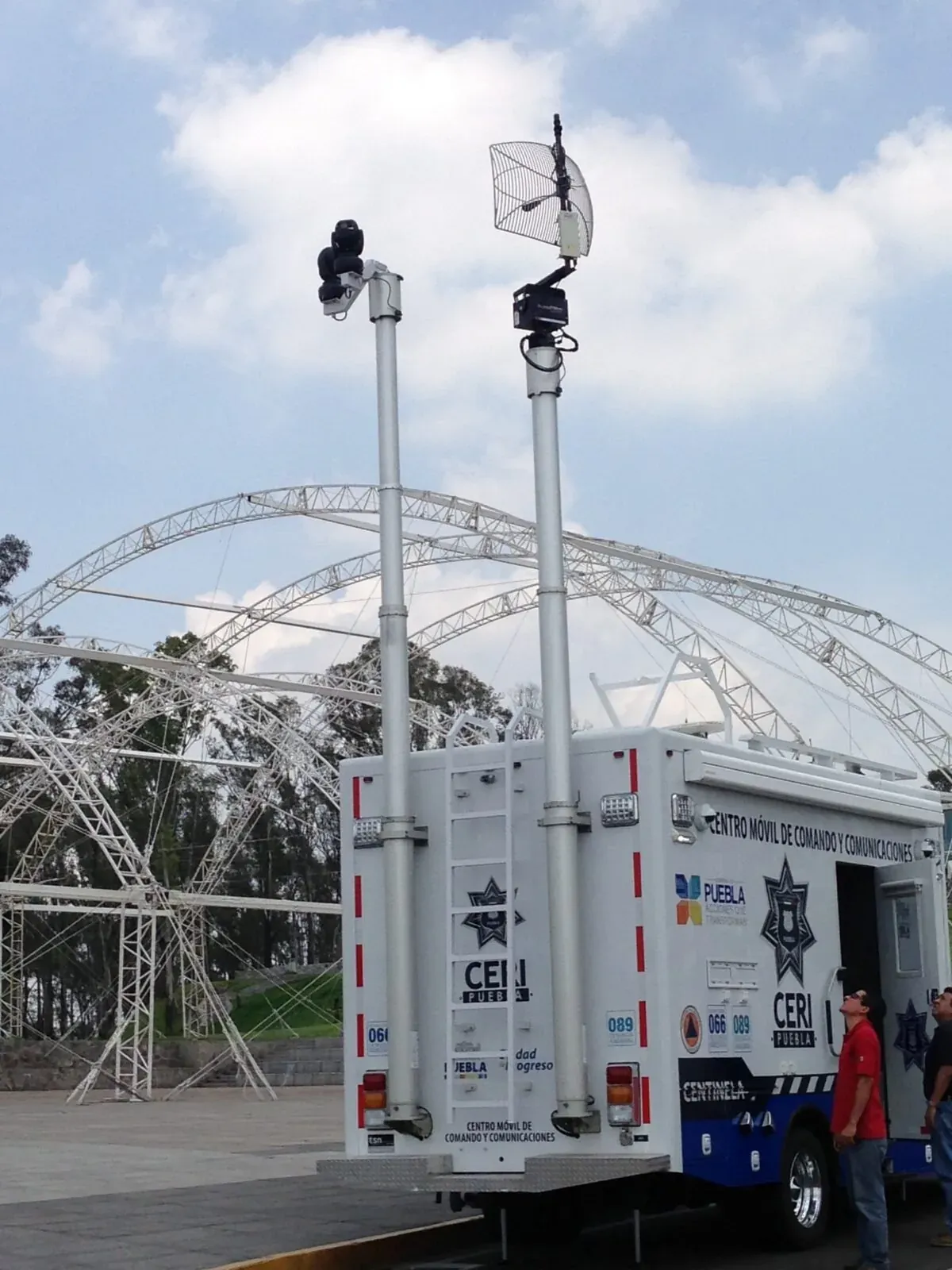 Postes telescópicos de vigilancia y antena sobre un centro móvil de comando y comunicaciones