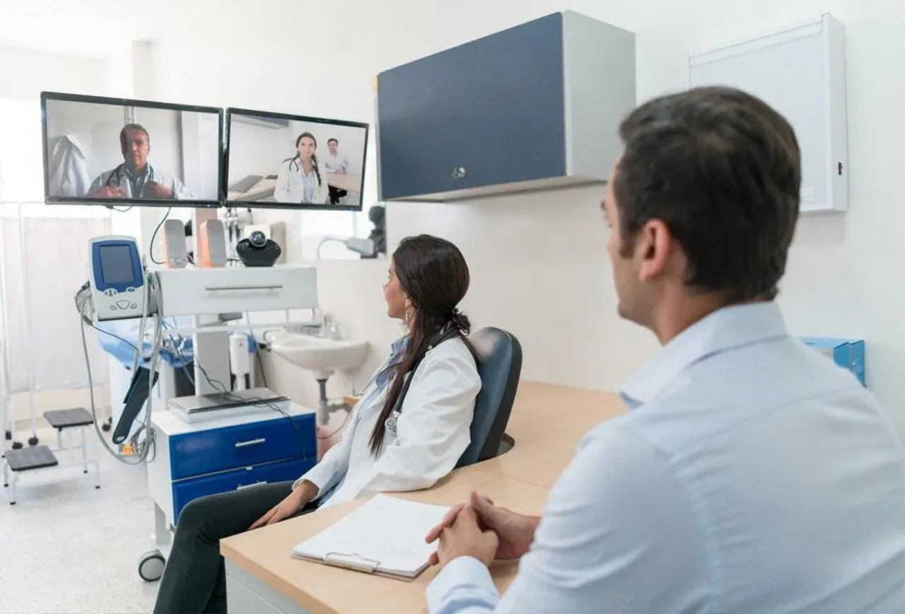 Consulta a distancia con médicos en pantallas de videoconferencia