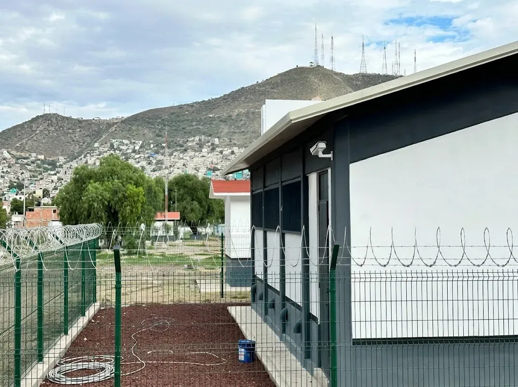 Cámara perimetral en instalación con malla y concertina